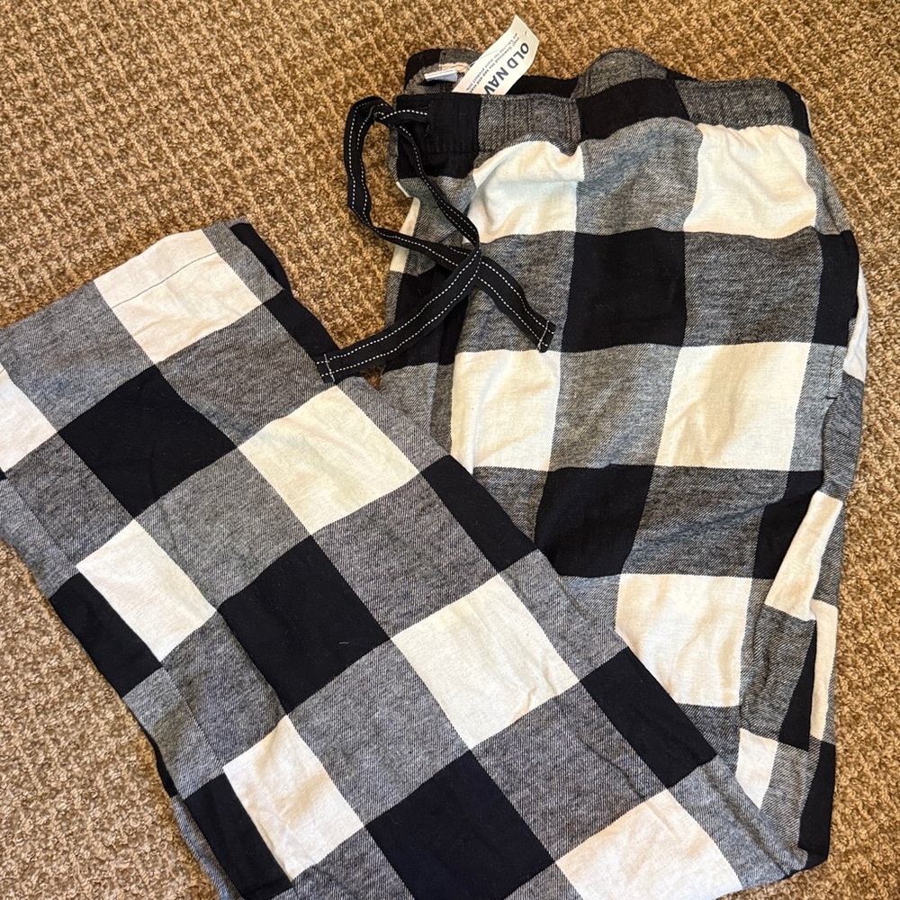 Old Navy Plaid Lounge Pants in Black and White check